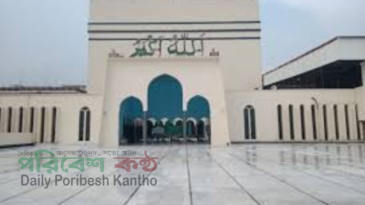 পবিত্র জুমাতুল বিদা: বৃষ্টি-ঝড় উপেক্ষা করে জাতীয় মসজিদ-এ মুসল্লিদের ঢল