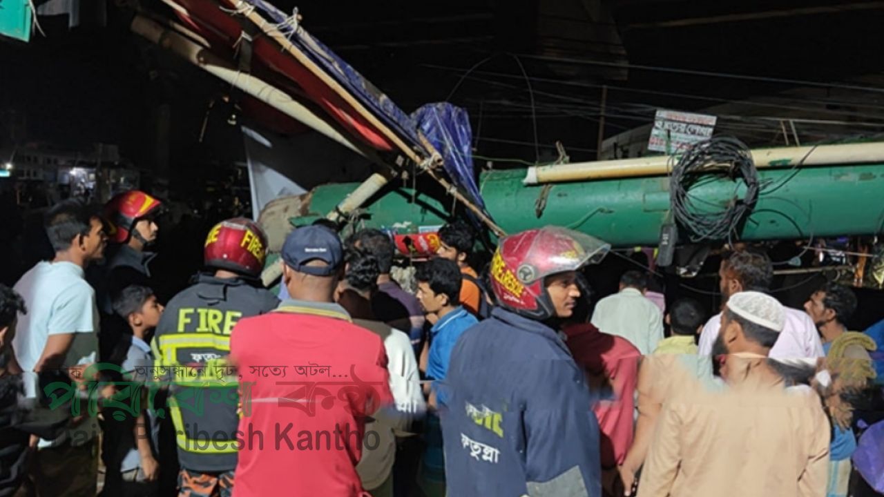 পঞ্চবটিতে বিশাল আকৃতি বিলবোর্ড ভেঙে লন্ডভন্ড দোকানপাট