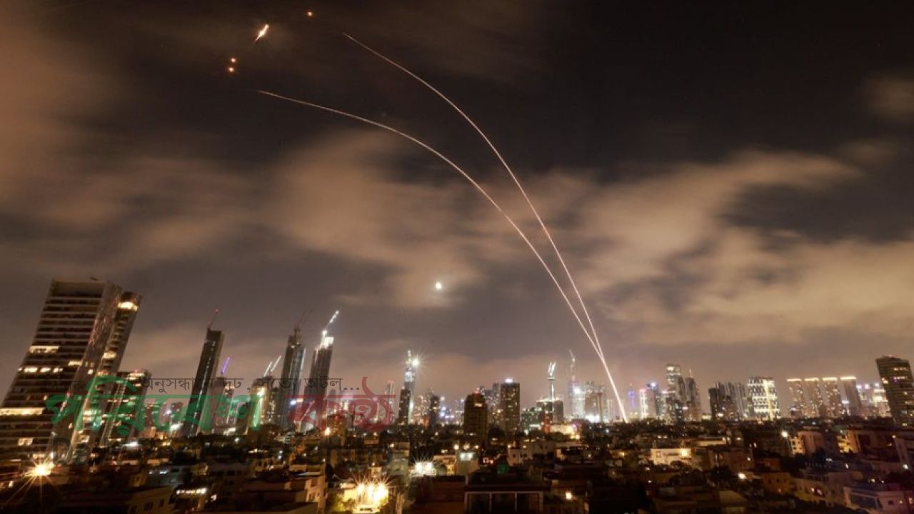 ইসরায়েলে ইরানের দফায় দফায় ক্ষেপণাস্ত্র হামলা, তেহরানের ‘বিধ্বংসী’ জবাবের হুঁশিয়ারি