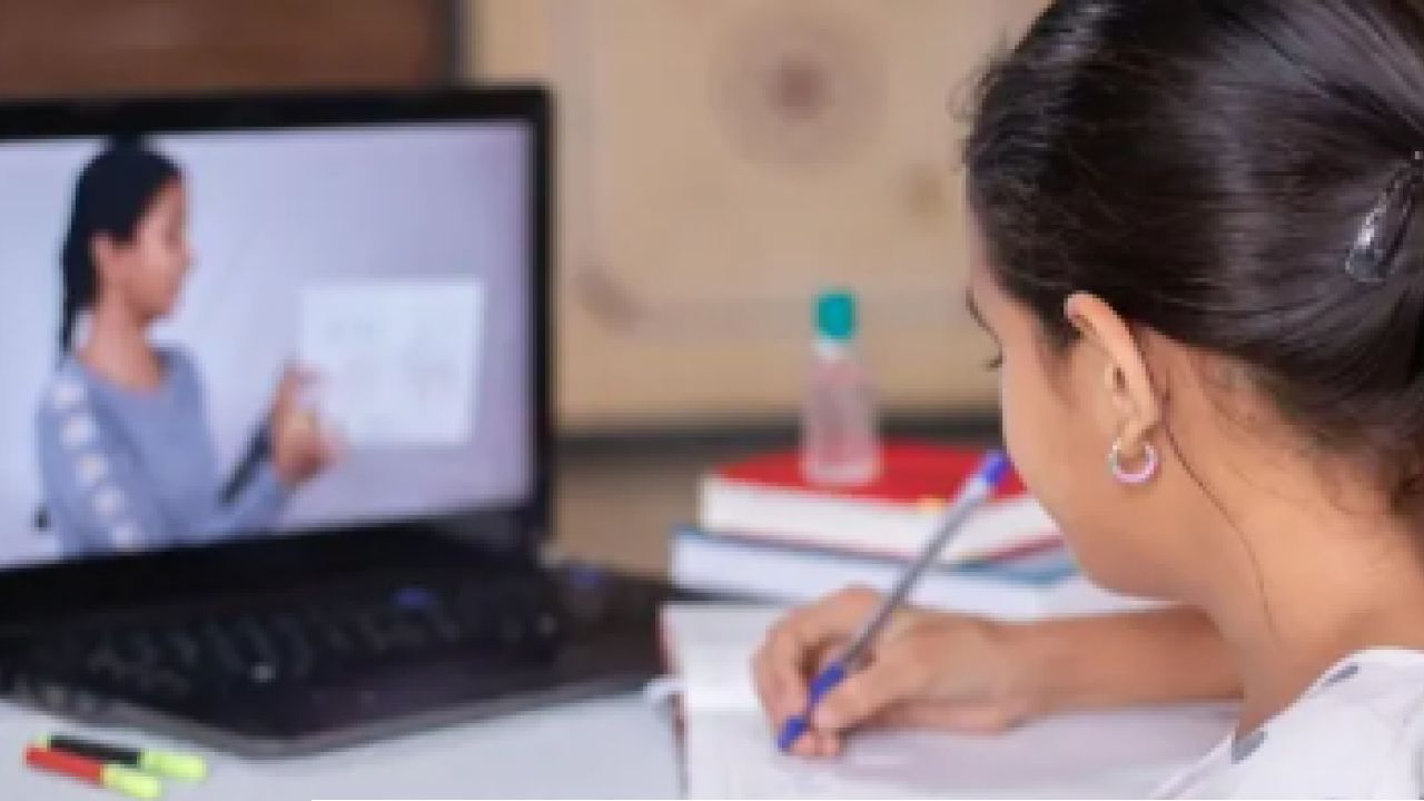 আপনি কি সপ্তাহে ৩ দিন অনলাইন এবং ৩ দিন সরাসরি ক্লাসের সিদ্ধান্তের সাথে একমত?