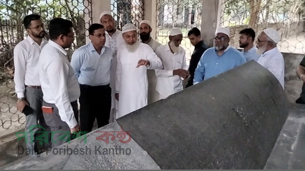 সোনারগাঁয়ে গিয়াস উদ্দিন আযম শাহ্'র মাজার পরিদর্শনে জেলা প্রশাসক