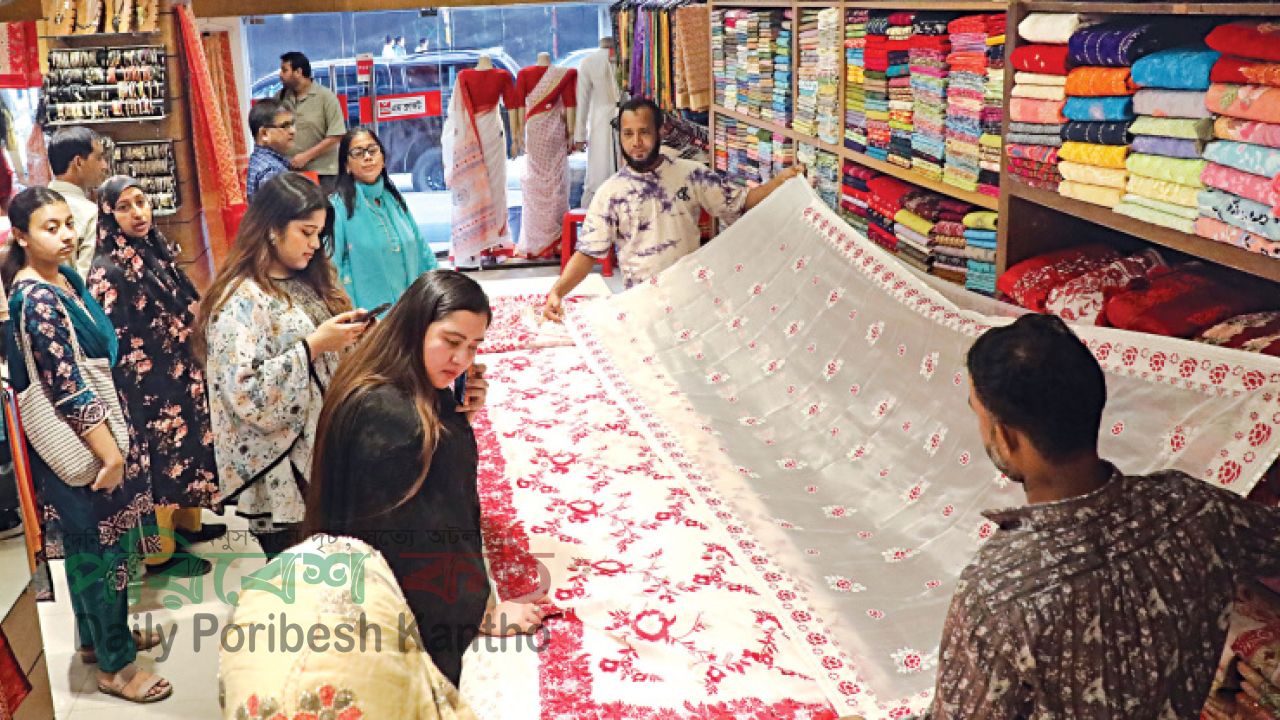 বৈশাখী বাজারে উৎসবের আমেজ, তবে রয়েছে নতুন চ্যালেঞ্জ