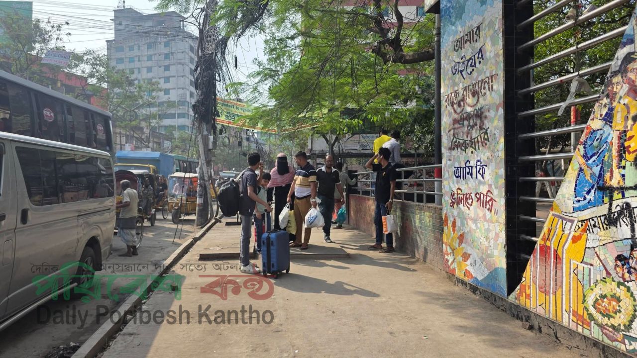 প্রশাসনের ঘোষণা উপেক্ষিত, হকারদের দখলে সিরাজউদ্দৌলা সড়ক