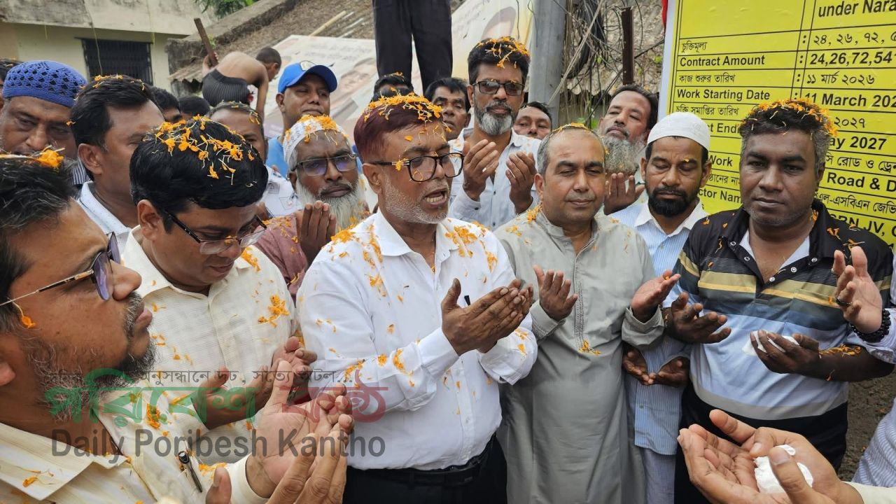 হাজীগঞ্জ আইটি স্কুল থেকে খানপুর হাসপাতাল সড়কের সংস্কার কাজের উদ্বোধন করলেন প্রশাসক সাখাওয়াত হোসেন