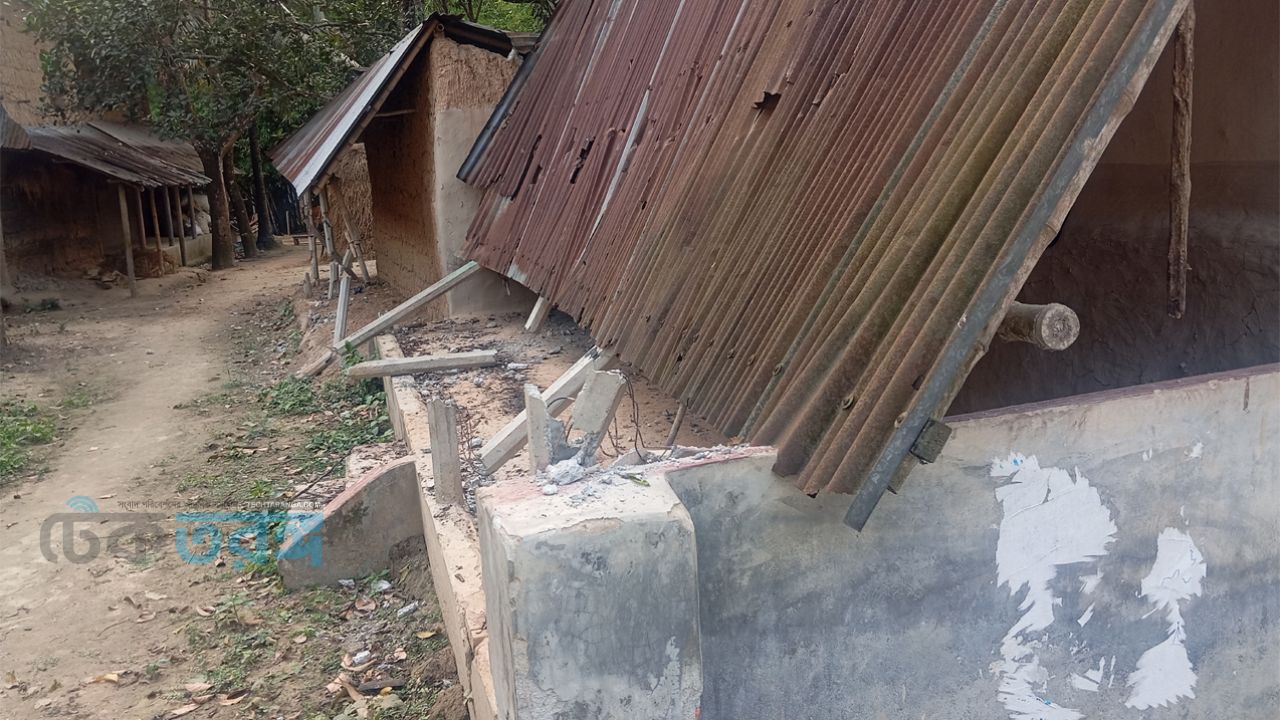 মহাদেবপুর উপজেলার বাগধানা গ্রামে প্রতিপক্ষের হামলায় ক্ষতিগ্রস্ত বসতঘর