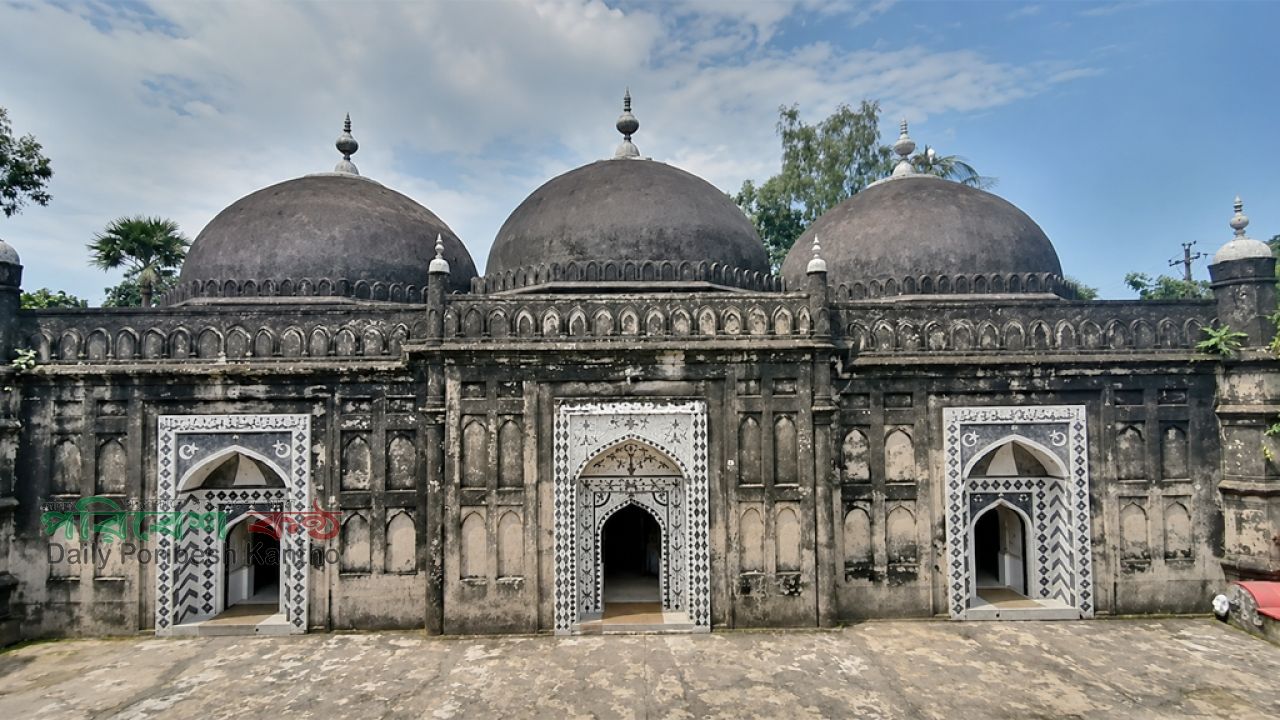 ইটনা শাহি মসজিদ: হাওরের বুকে ৫০০ বছরের মোগল স্থাপত্যের নীরব সাক্ষী