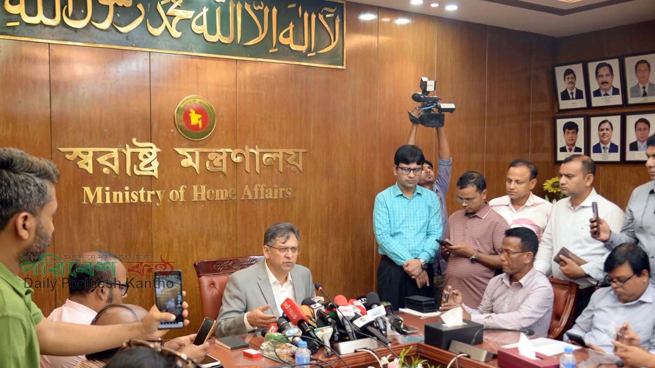 প্রেস ব্রিফিংয়ে স্বরাষ্ট্রমন্ত্রী সালাহউদ্দিন আহমদ