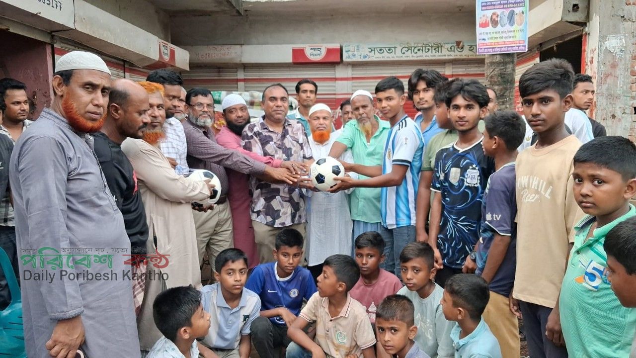 গজারিয়ায় মাদকমুক্ত সমাজ গঠনে ফুটবল বিতরণ