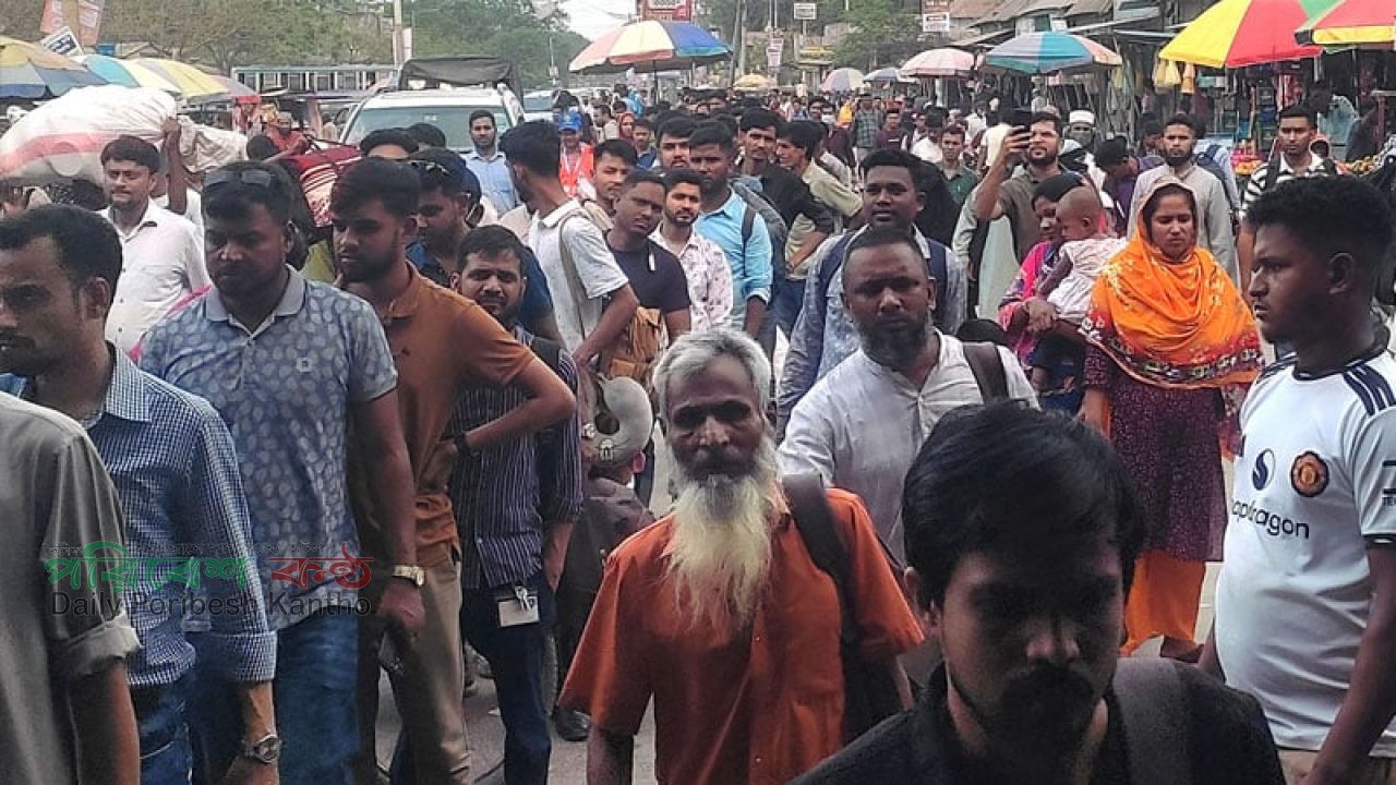 কর্মস্থলে ফেরা যাত্রীদের দুর্ভোগ বাসে দ্বিগুণ ভাড়া আদায়