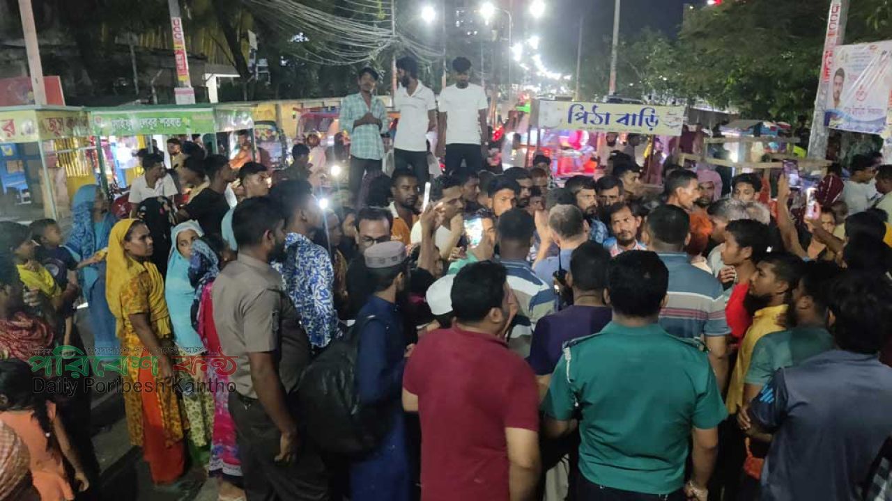 বরিশালে পুনর্বাসন দাবিতে হকারদের সড়ক অবরোধ