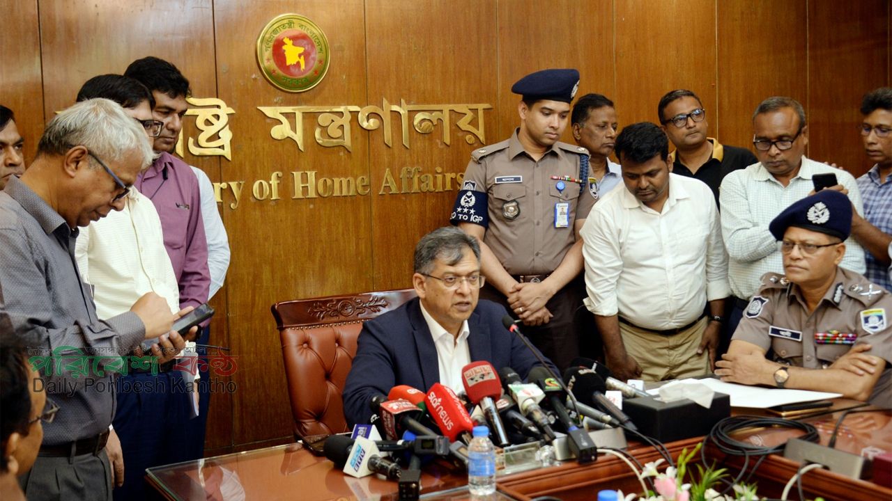সাংবাদিকদের ব্রিফ করছেন স্বরাষ্ট্রমন্ত্রী সালাহউদ্দিন আহমদ