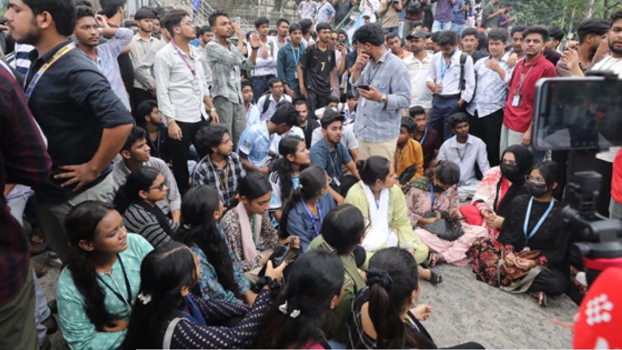 শিক্ষামন্ত্রী ড. আ ন ম এহছানুল হক মিলনের পদত্যাগ দাবি করছে শিক্ষার্থীরা। আপনি কি তাদের এই দাবিকে যৌক্তিক মনে করেন?