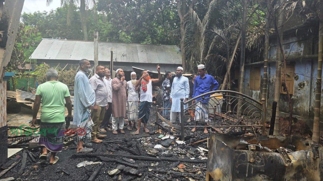 সোনারগাঁওয়ে অগ্নিকাণ্ডে ক্ষতিগ্রস্তদের পাশে চেয়ারম্যান মামুন