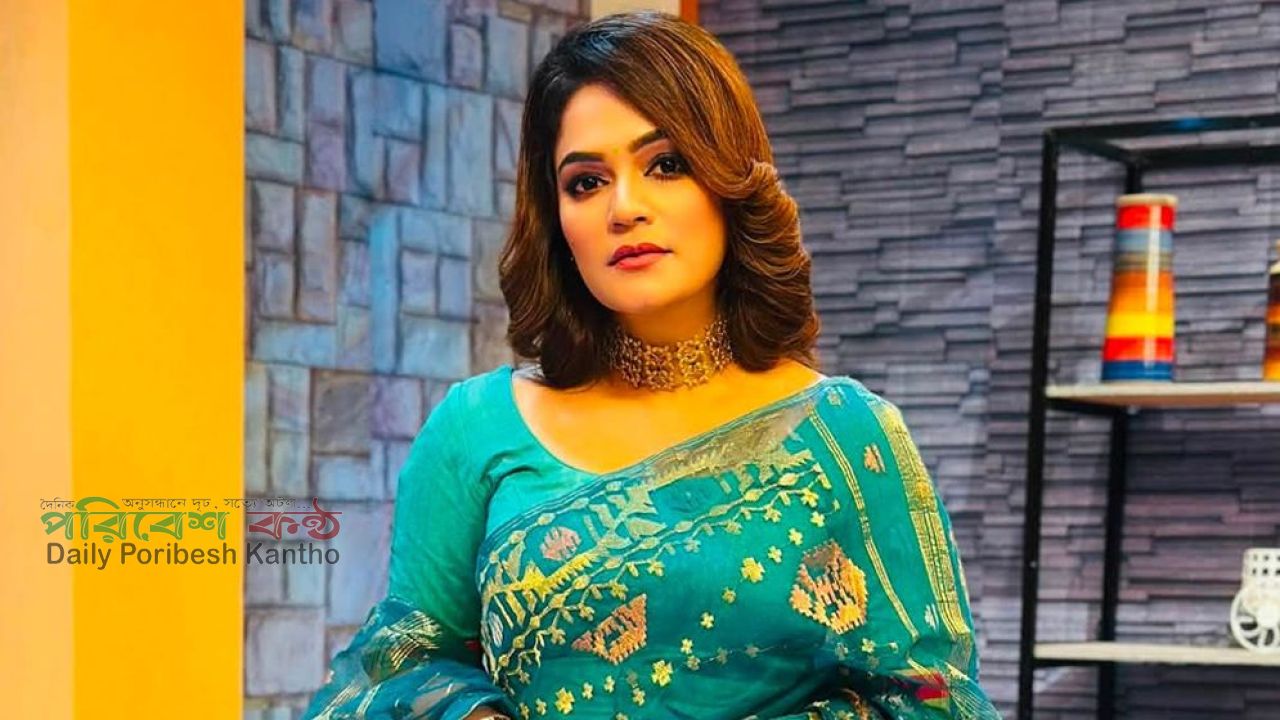 সড়ক দুর্ঘটনায় প্রাণে বাঁচলেন মৌ