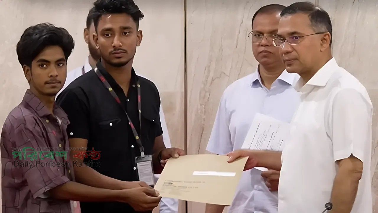 প্রধানমন্ত্রী র হাত থেকে নিয়োগপত্র পেলেন ৭৪ শহীদ ও গুম হওয়া পরিবারের সদস্য