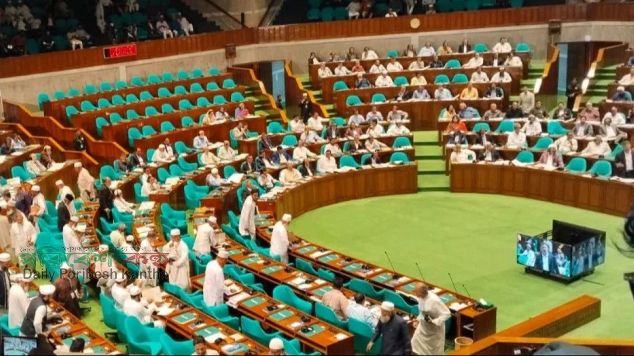 মুখে কালো কাপড় বেঁধে সংসদ ছাড়ল বিরোধী দল