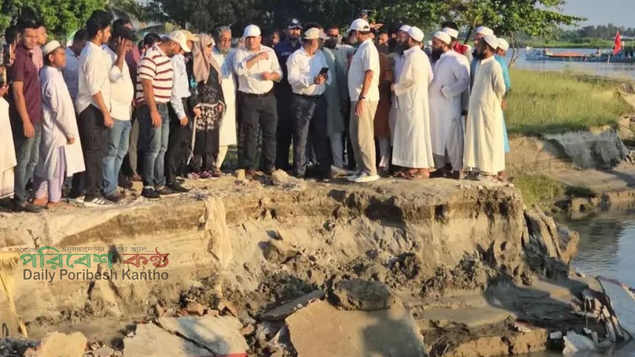 এশার নামাজ পড়ে ফজরে এসে মুসল্লিরা দেখেন মসজিদ বিলীন পদ্মায়