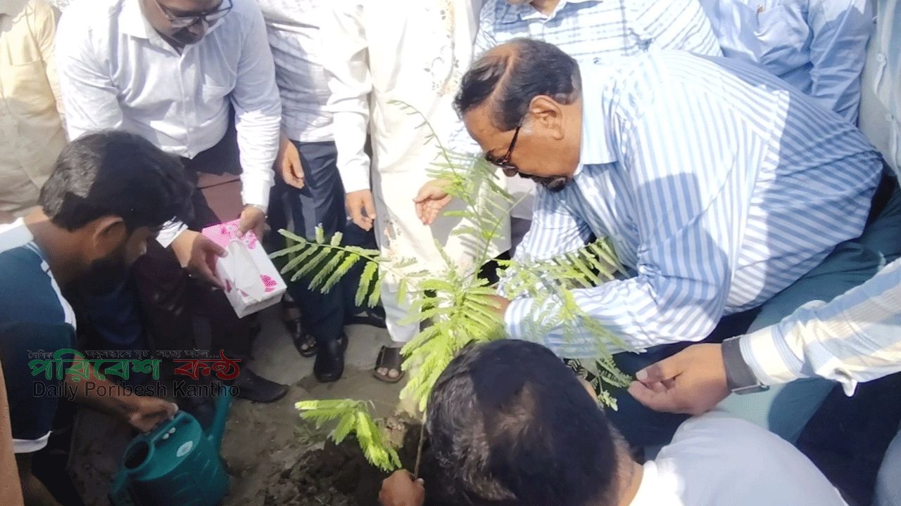 বৃক্ষরোপণ কর্মসূচীর উদ্বোধন করছেন বাংলাদেশ জাতীয় সংসদের স্পিকার মেজর (অব.) হাফিজ উদ্দিন আহমেদ