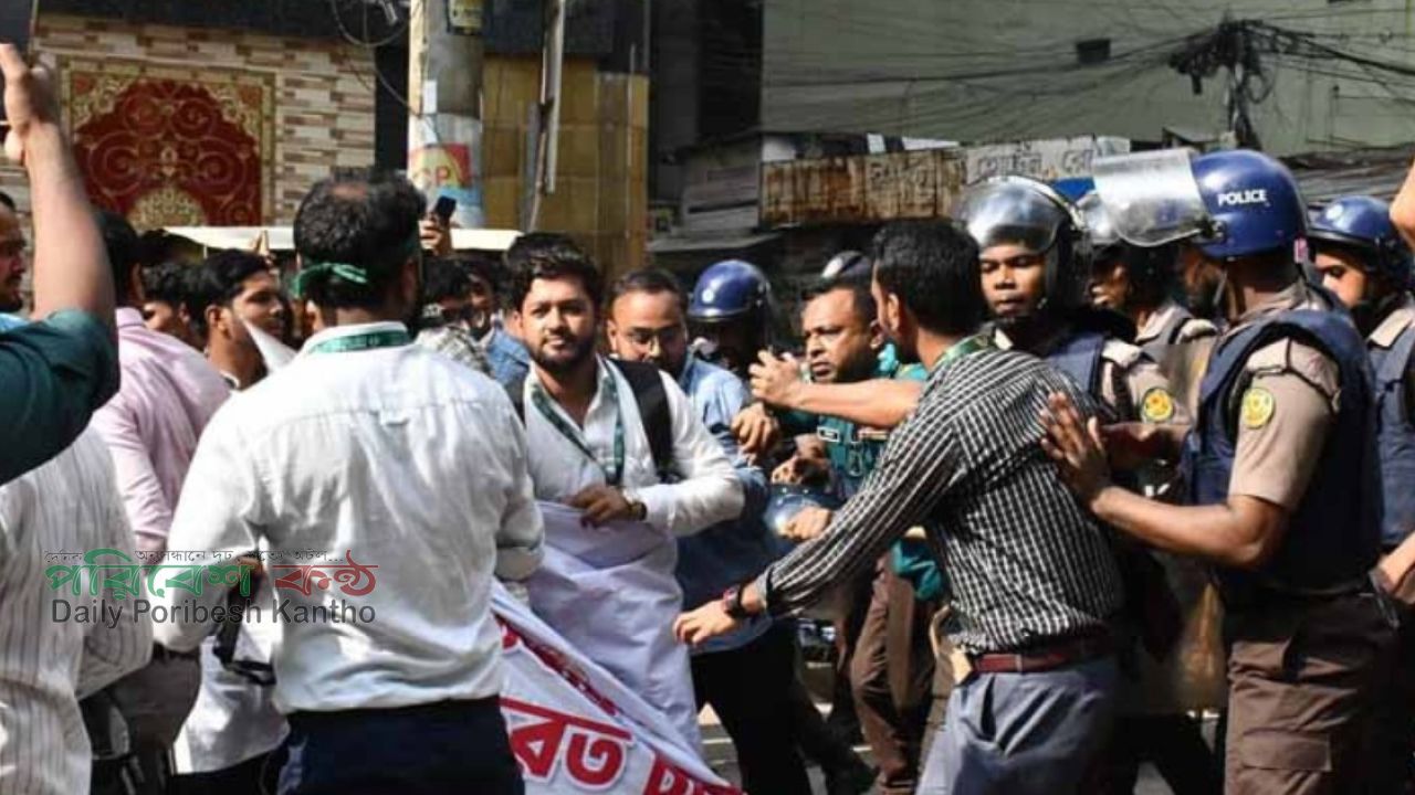 ইসলামী ব্যাংকের সামনে দুই পক্ষের সংঘর্ষ, গ্রাহক ফোরামের নেতা আহত