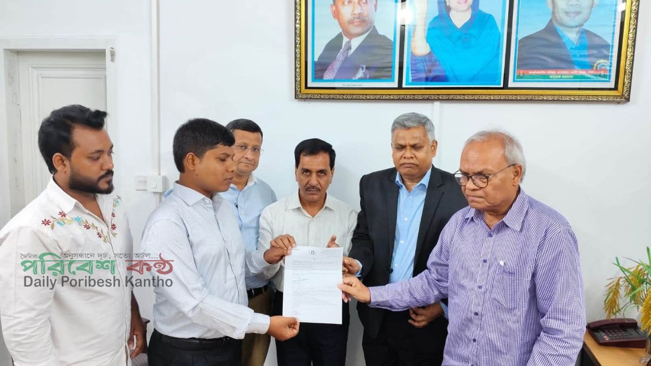 দৃষ্টিহীনতার দেয়াল ভেঙে প্রধানমন্ত্রীর উদ্যোগে নবম গ্রেডের চাকরি পেলেন শাকিল