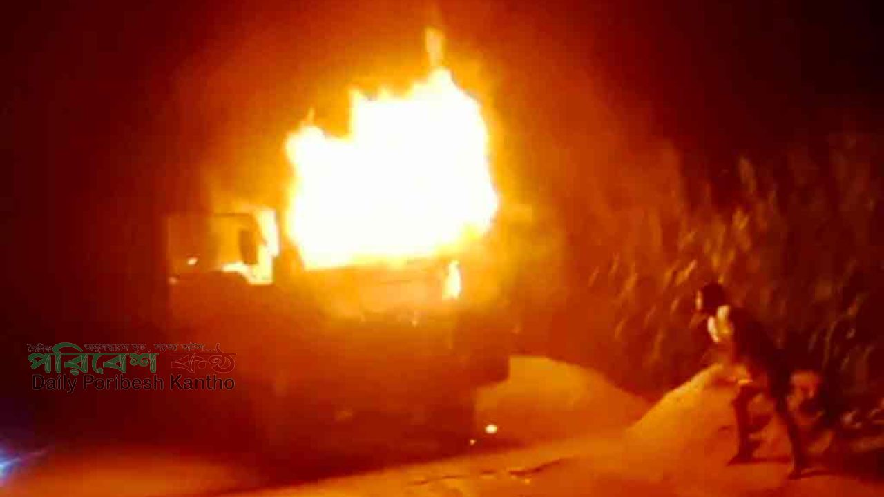 ঢাকায় যানবাহনে আগুন ও ককটেল বিস্ফোরণ