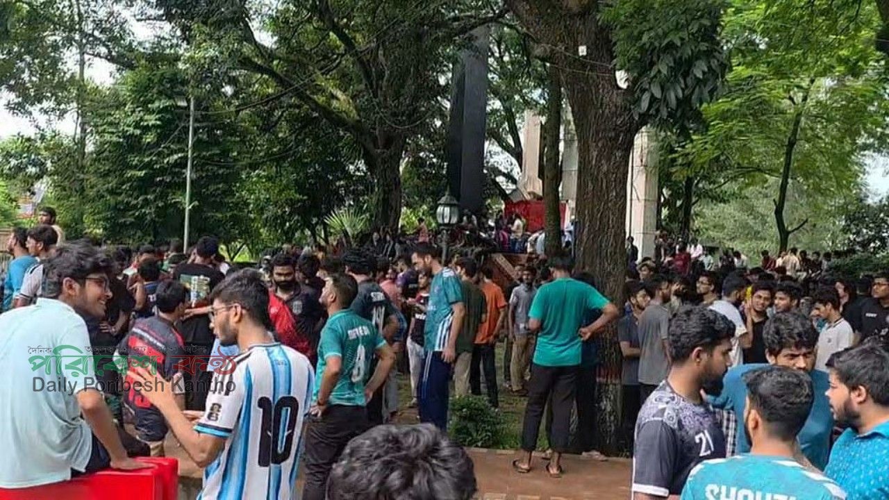 অধ্যাপক আবু সাদাত মুহাম্মদ সায়েমকে পুনর্বহালের দাবিতে চুয়েটে অচল