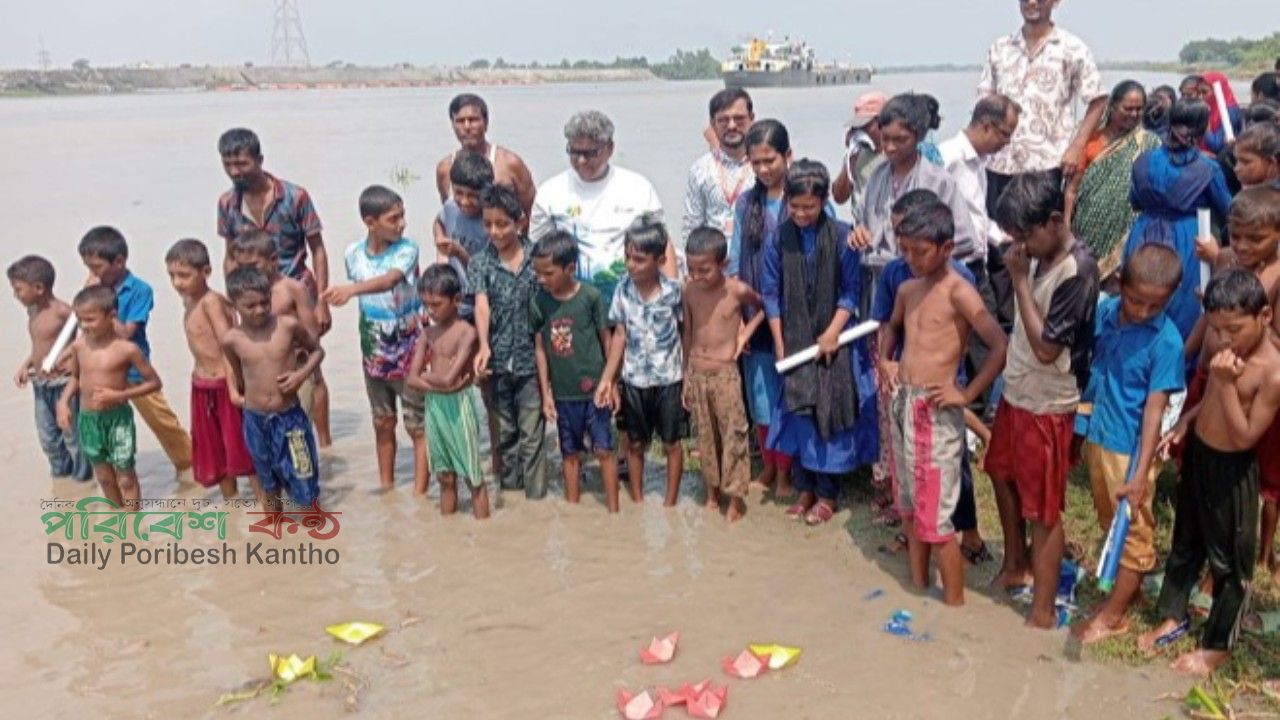 পশুর নদীতে শিশুদের কাগজের নৌকা