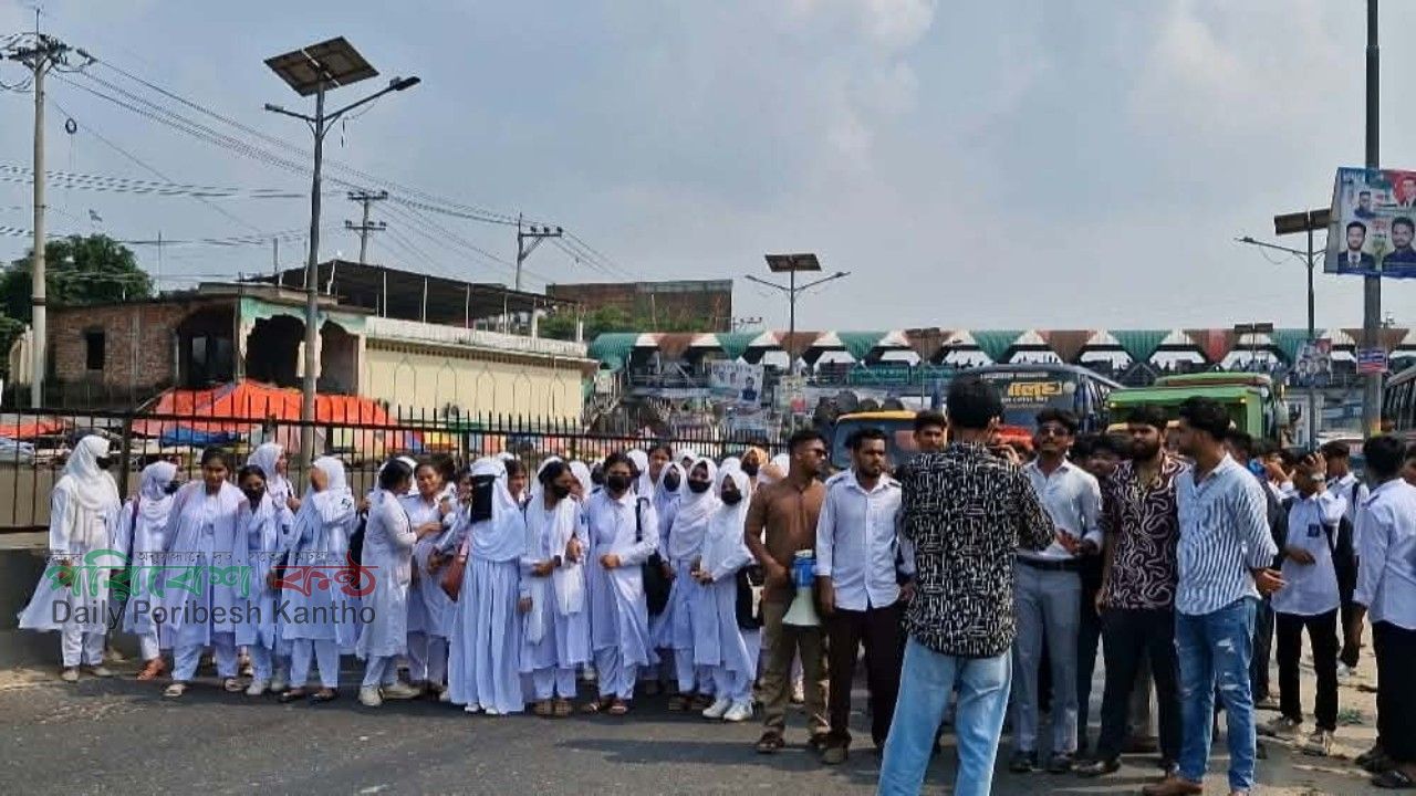 সোনারগাঁয়ে বাসে ‘হাফ ভাড়ার’ দাবিতে শিক্ষার্থীদের মহাসড়ক অবরোধ