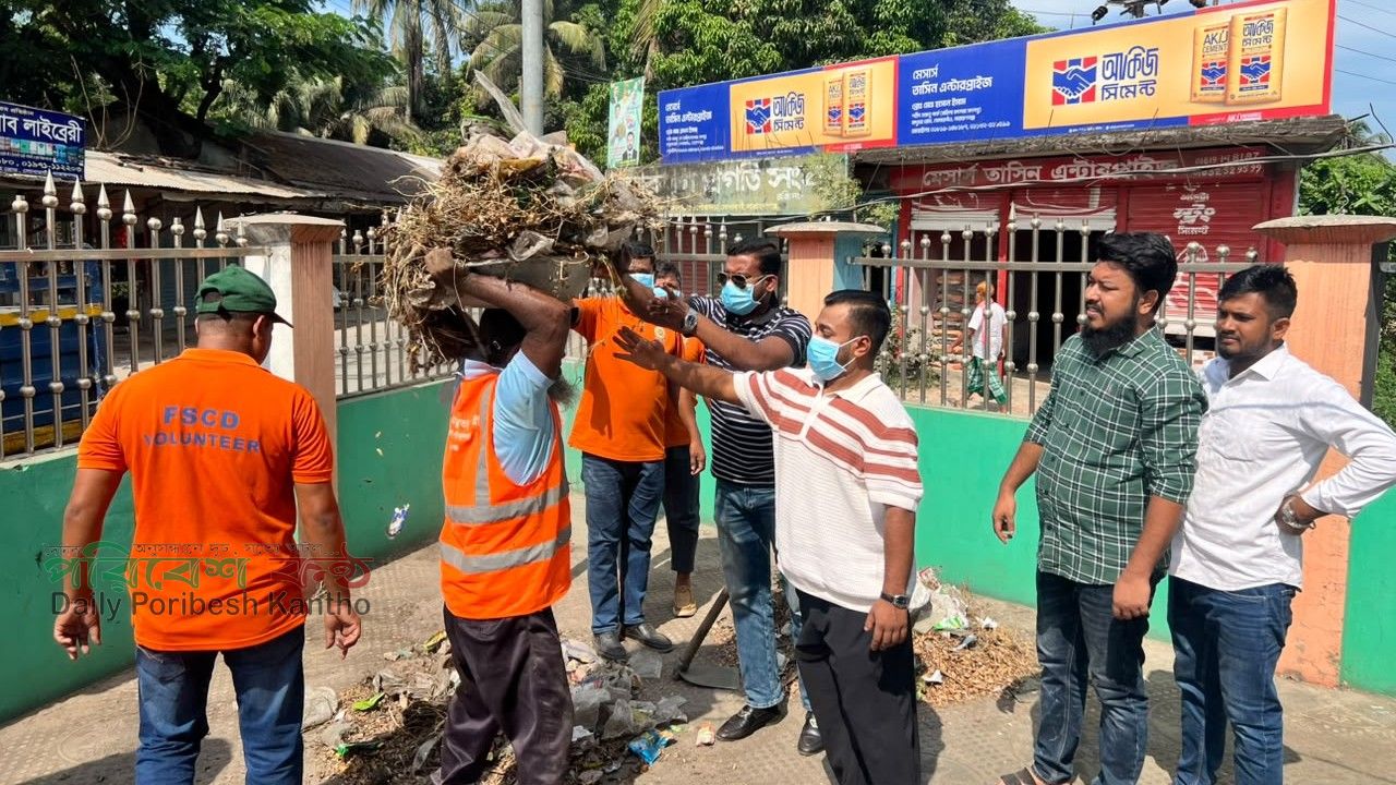 আবর্জনা মুক্ত হলো সোনারগাঁয়ের ঐতিহাসিক বিজয়স্তম্ভ চত্বর